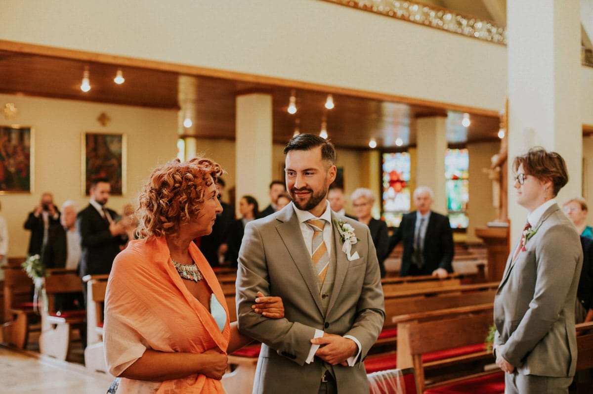 Mężczyzna z kobietą na uroczystości w kościele