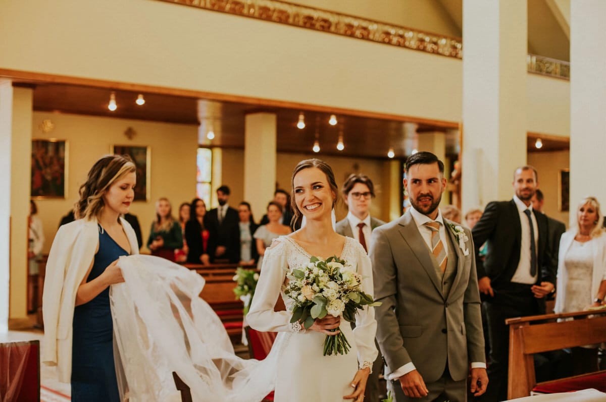 Para młoda w kościele podczas ceremonii ślubnej.