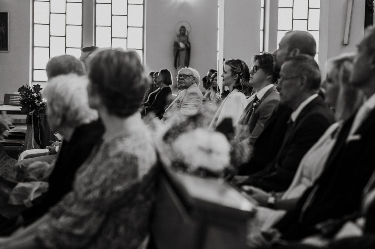 Ludzie siedzą w kościele podczas ceremonii