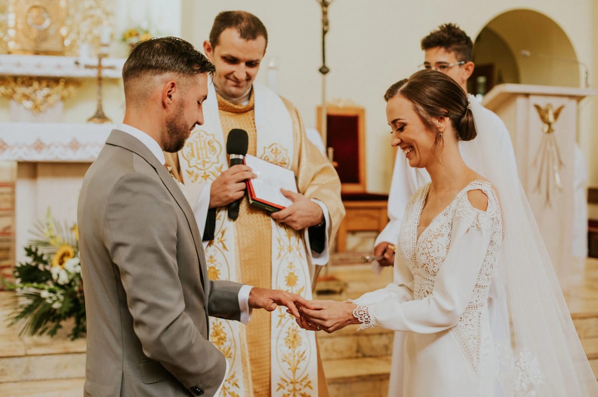 Para młoda składa przysięgę podczas ceremonii ślubnej w kościele.