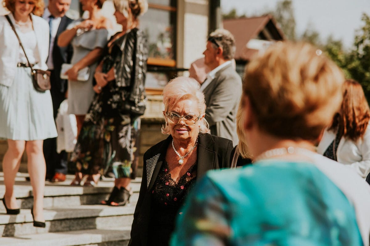Grupa ludzi stojąca na schodach na zewnątrz.