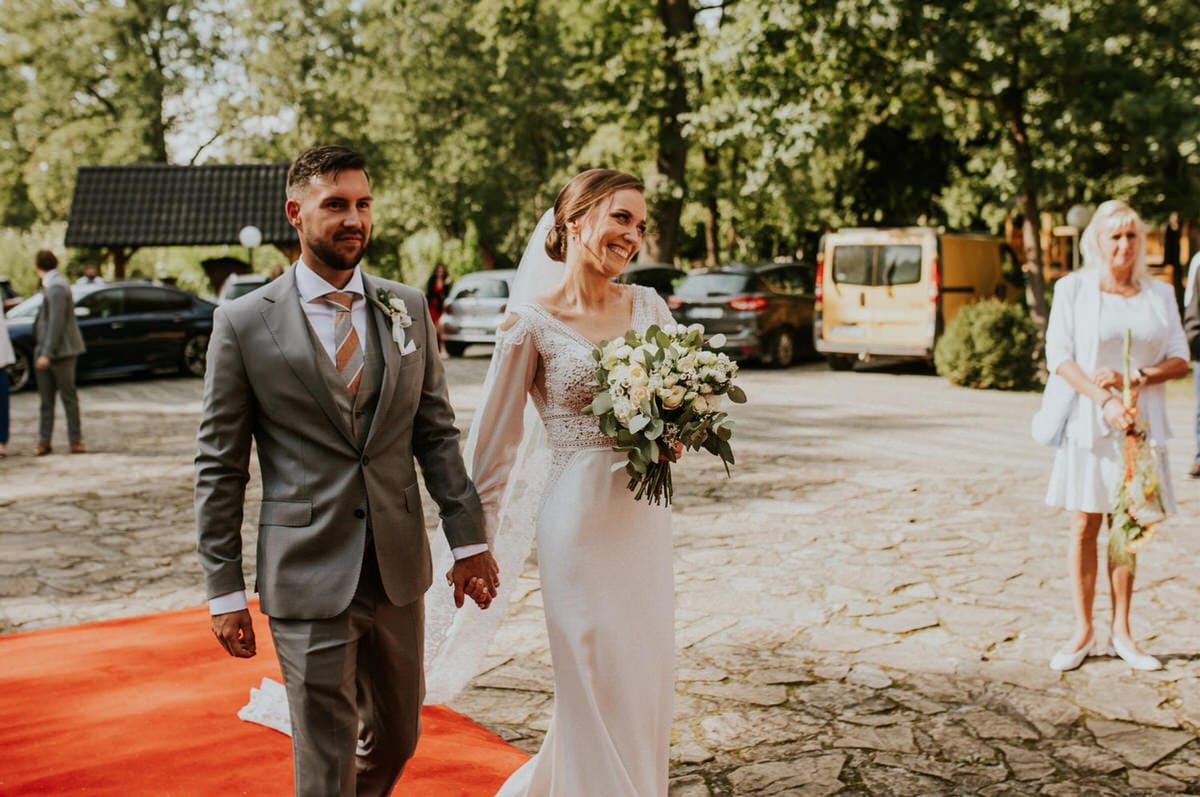 Para młoda na weselnym czerwonym dywanie