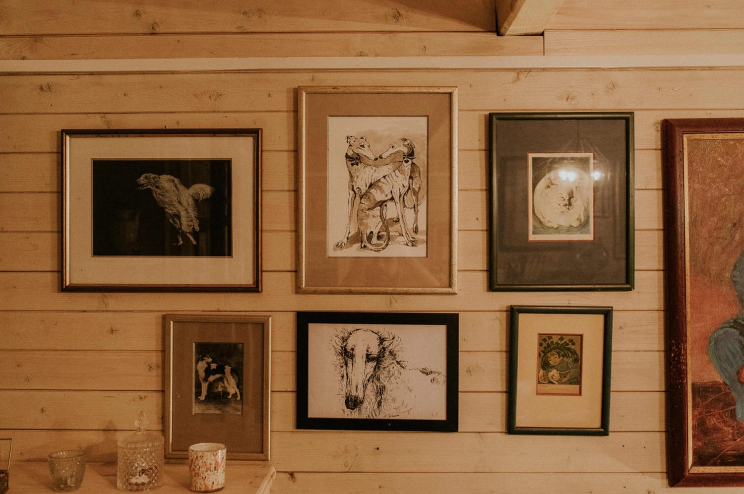 Galeria obrazów psów na drewnianej ścianie.