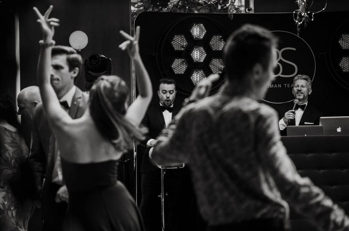 Grupa ludzi tańcząca, DJ prowadzi imprezę.