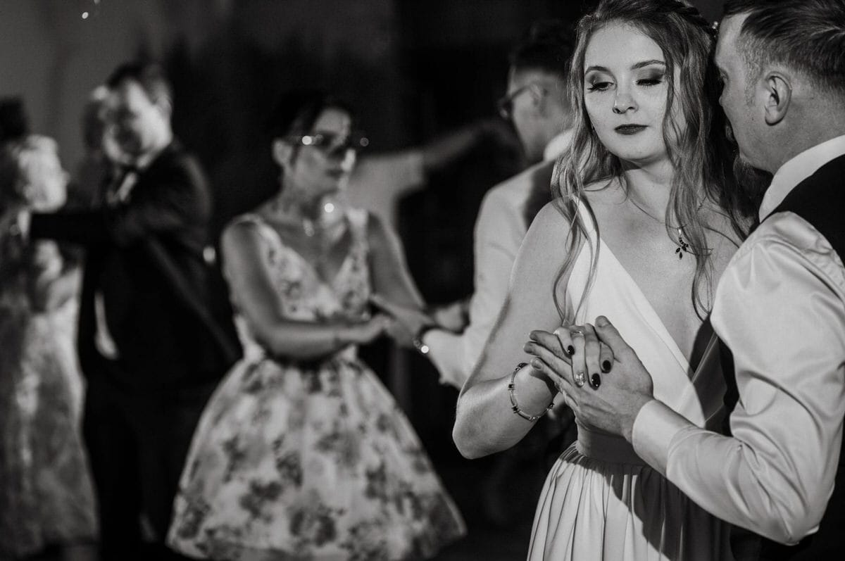 Para tańczy na eleganckim przyjęciu.