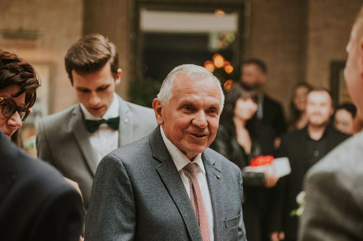 Szczęśliwy starszy mężczyzna na przyjęciu towarzyskim.