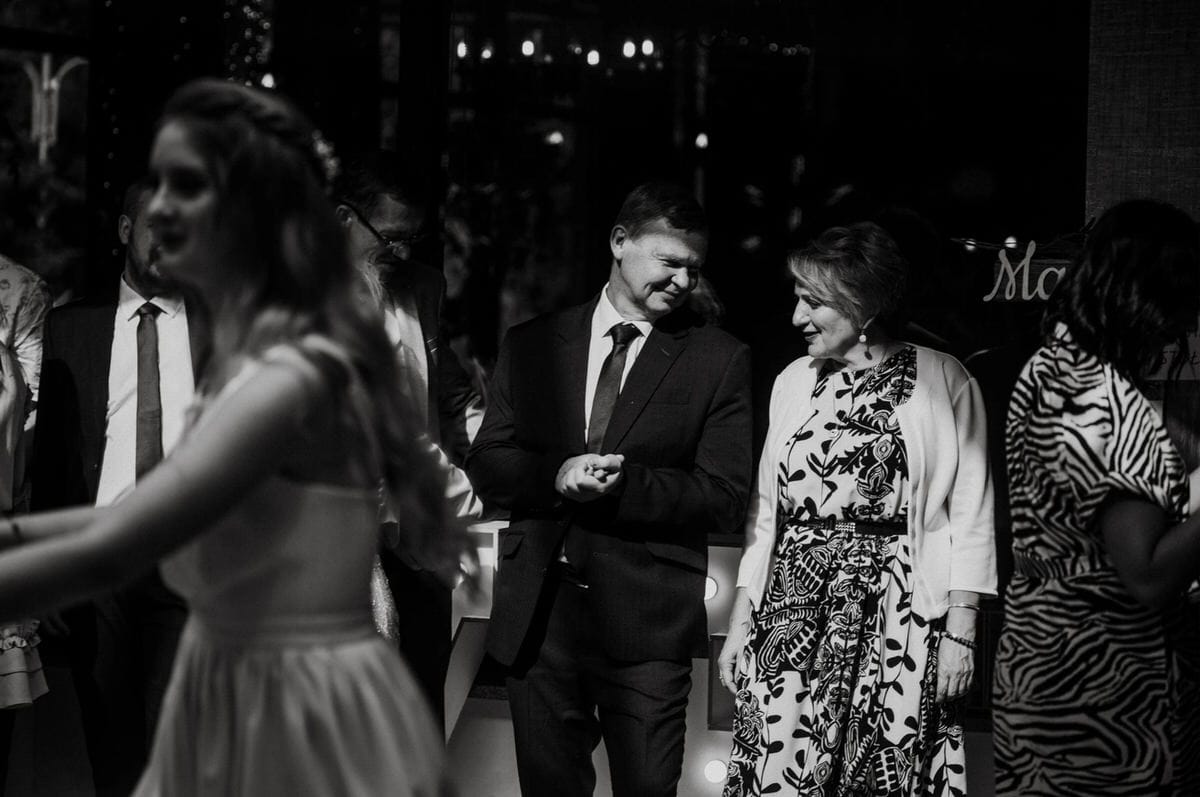 Ludzie rozmawiający na przyjęciu, elegancko ubrani