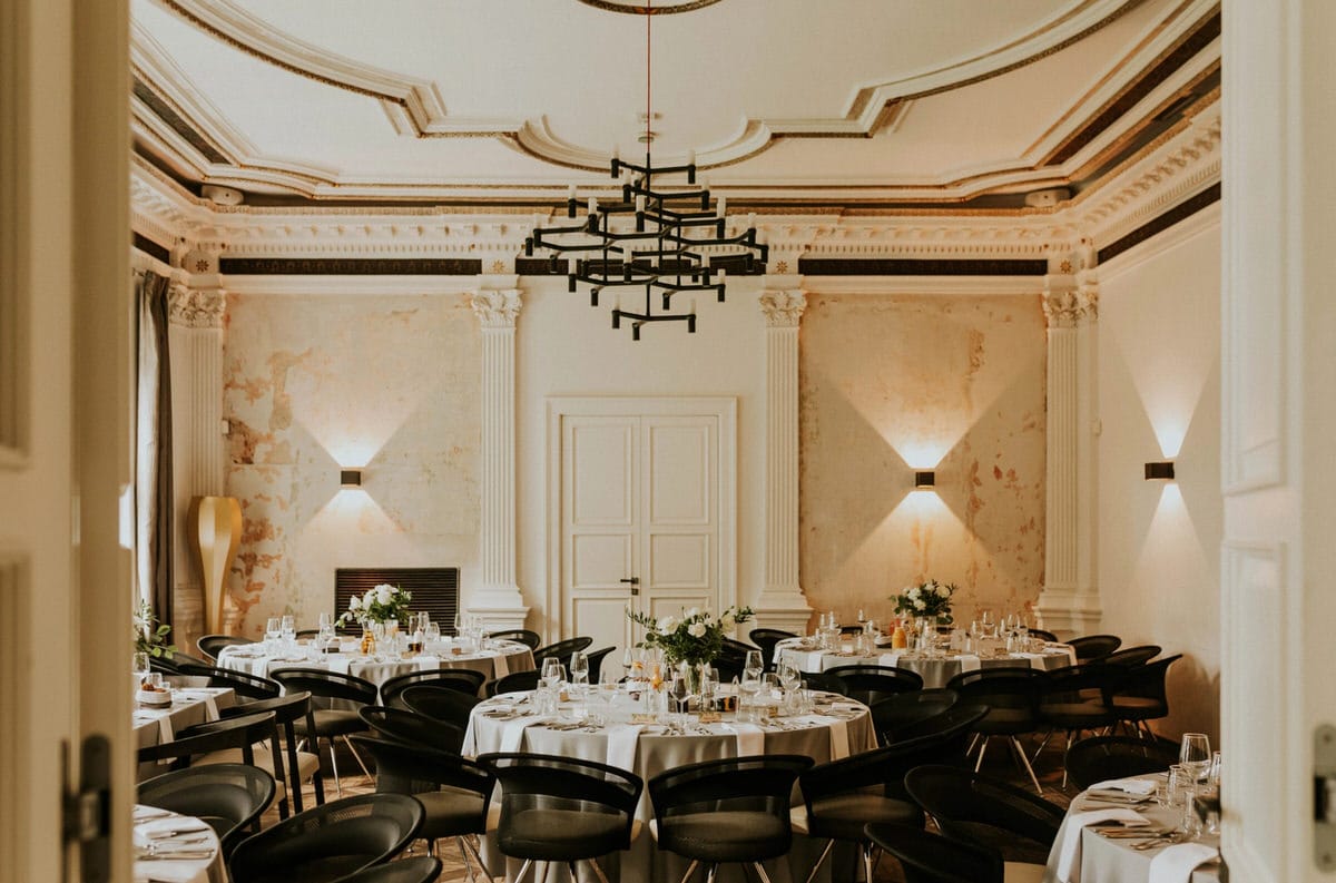 Elegancka sala bankietowa z okrągłymi stołami