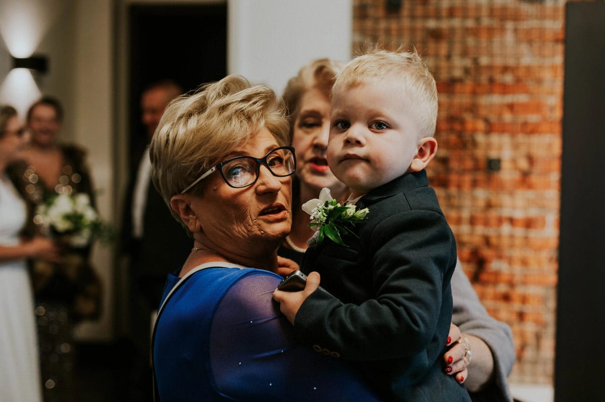 Babcia z wnukiem na uroczystości rodzinnej.
