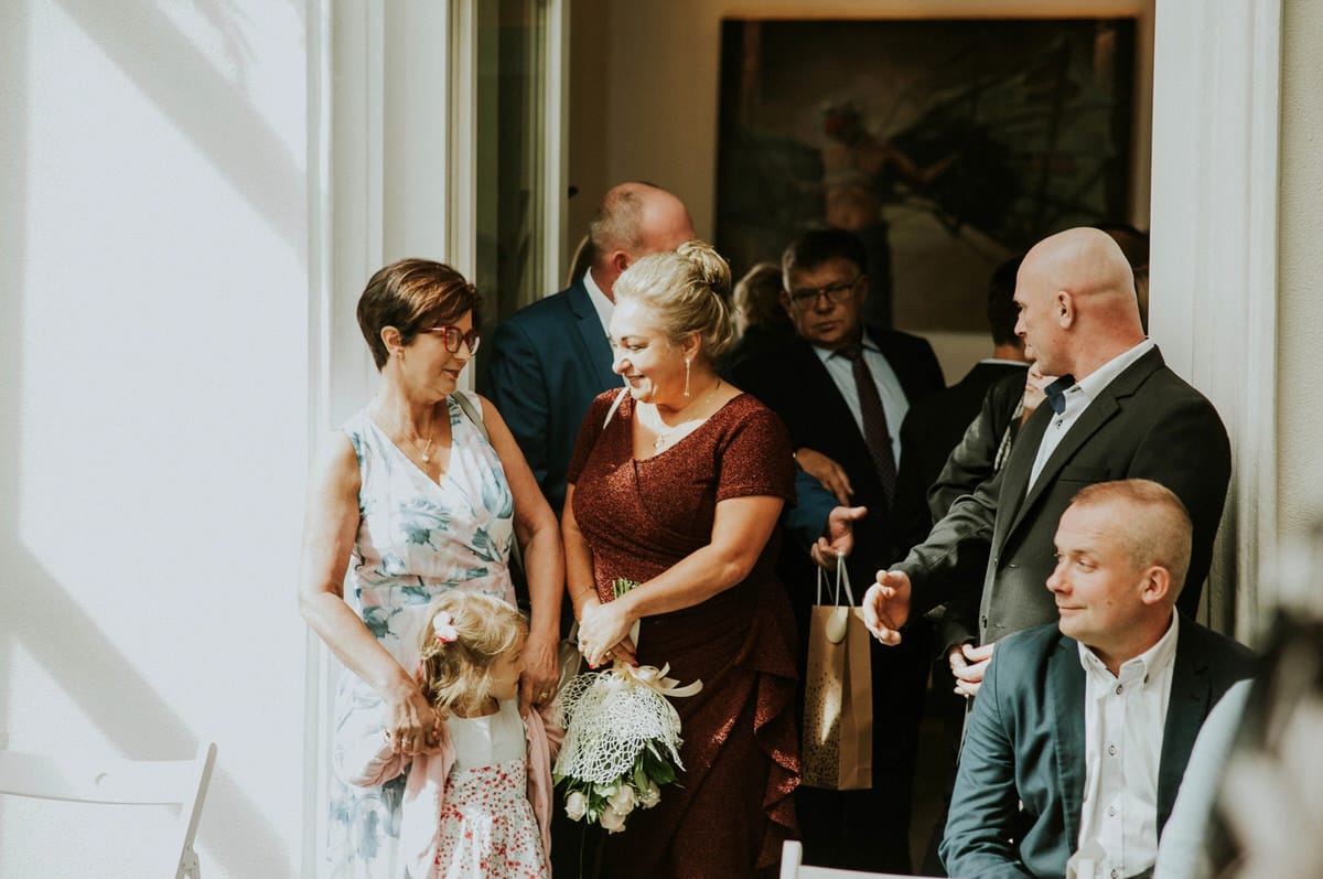 Grupa ludzi podczas eleganckiego przyjęcia z kwiatami