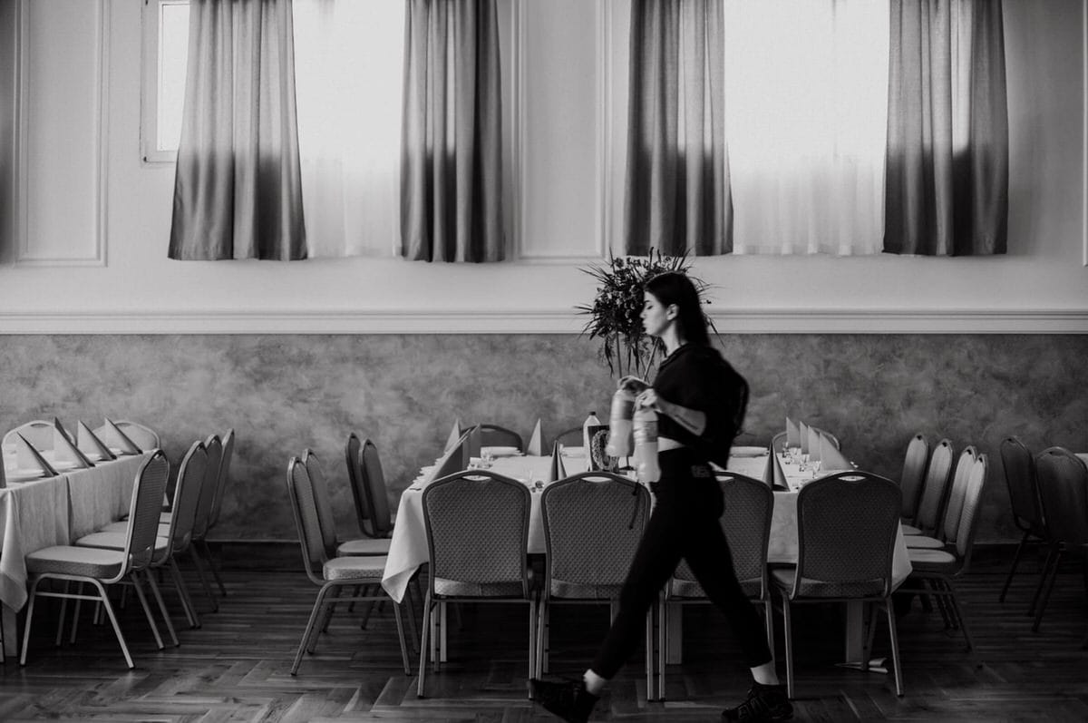 Kelnerka niosąca butelki w eleganckiej restauracji