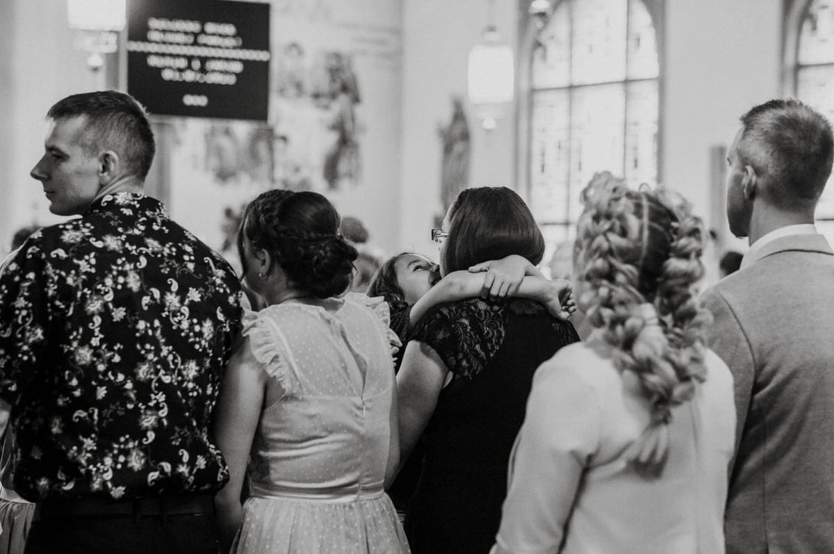 Ludzie zgromadzeni w kościele, czarno-białe zdjęcie.