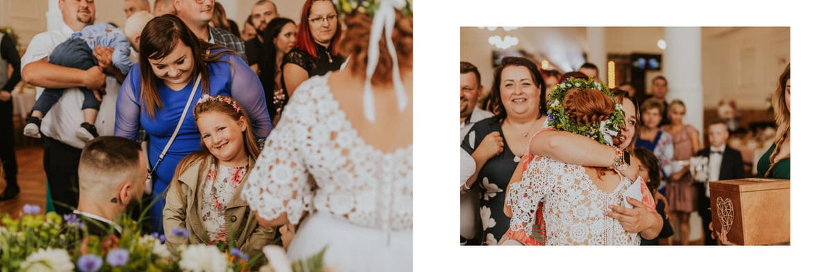 Ludzie świętujący na weselu wewnątrz sali.