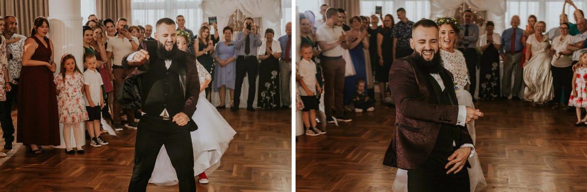 Para młoda tańczy przed gośćmi weselnymi.