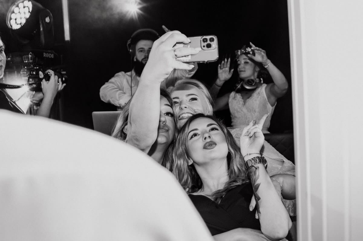 Grupa osób robi selfie na weselu, wesele, zabawa