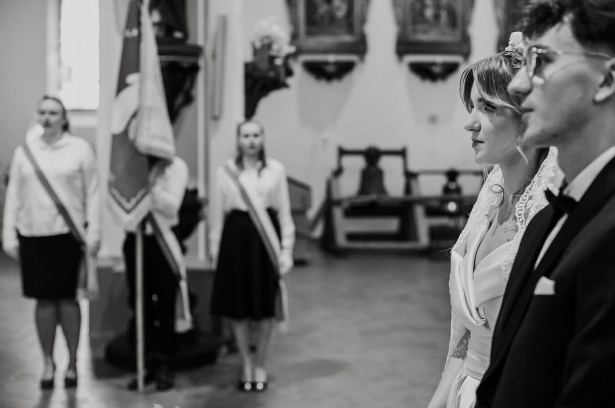 Para młoda podczas ceremonii ślubnej w kościele.