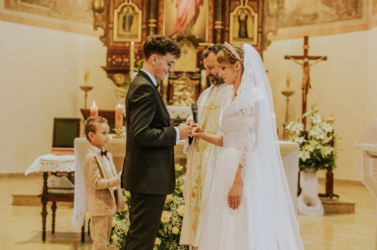 Ślub w kościele, wymiana obrączek, obecność dziecka.