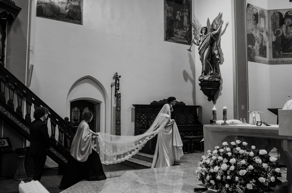 Ślub w kościele, para młoda i ołtarz.