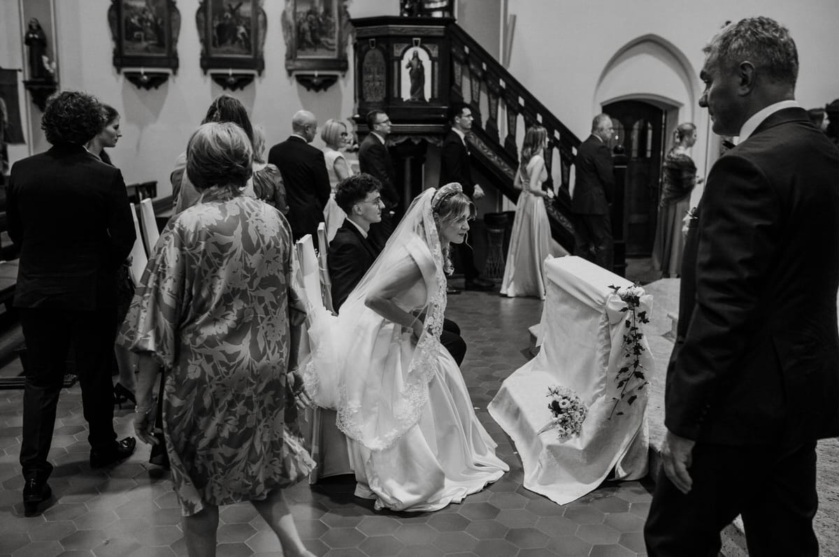 Para młoda w kościele podczas ceremonii ślubnej.