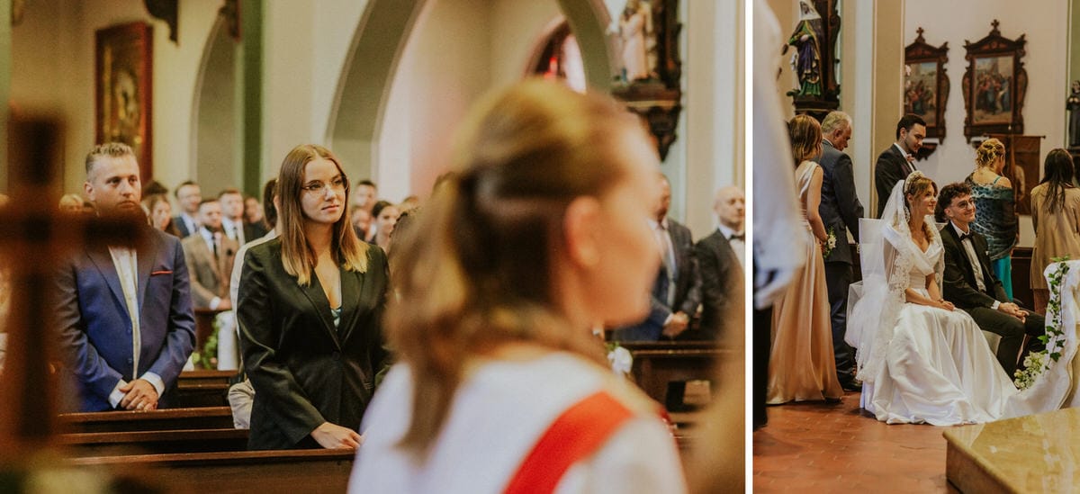 Uczestnicy ślubu w kościele, para młoda na ławce.