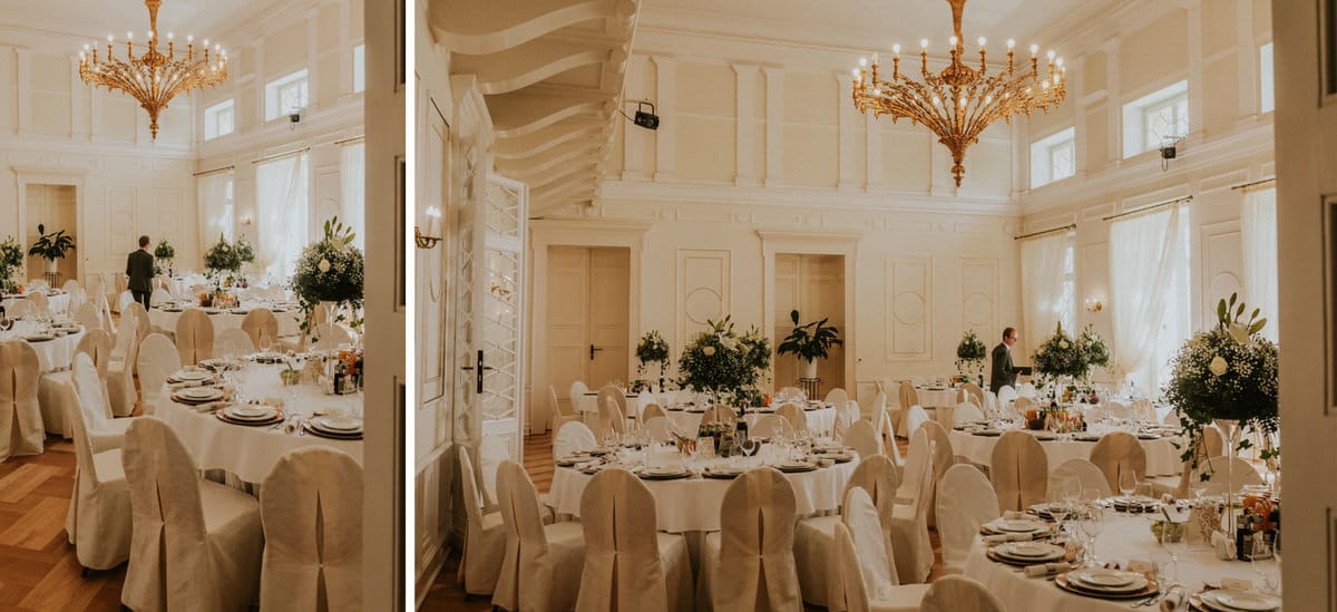 Elegancka sala bankietowa z ozdobnymi żyrandolami, przygotowana na przyjęcie.