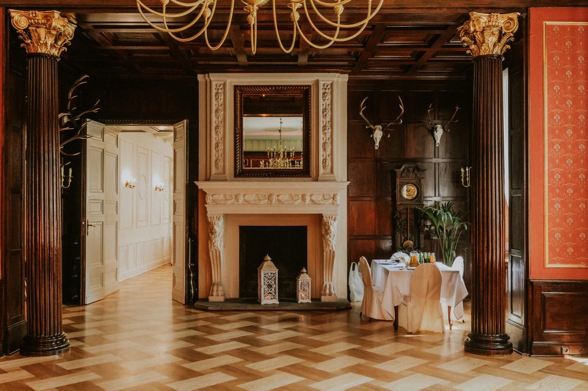 Elegancki salon z kominkiem i kolumnami w stylu klasycznym.