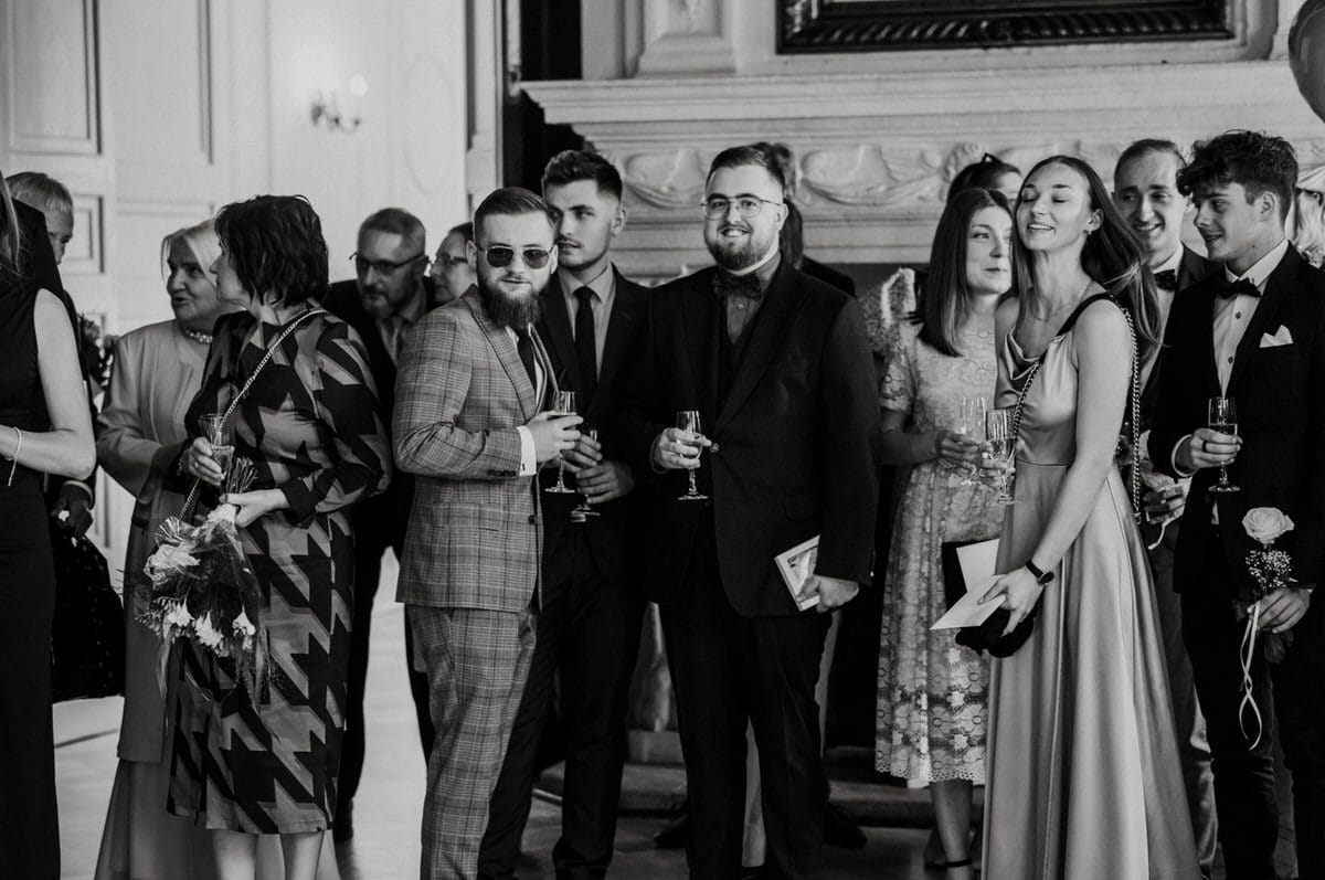 Stylowi goście na eleganckim przyjęciu, rozmawiają i piją
