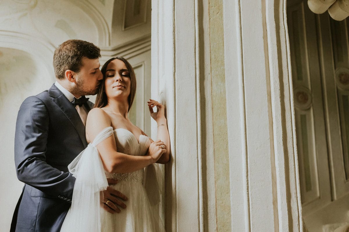 Para młoda w eleganckiej sesji ślubnej w pałacu