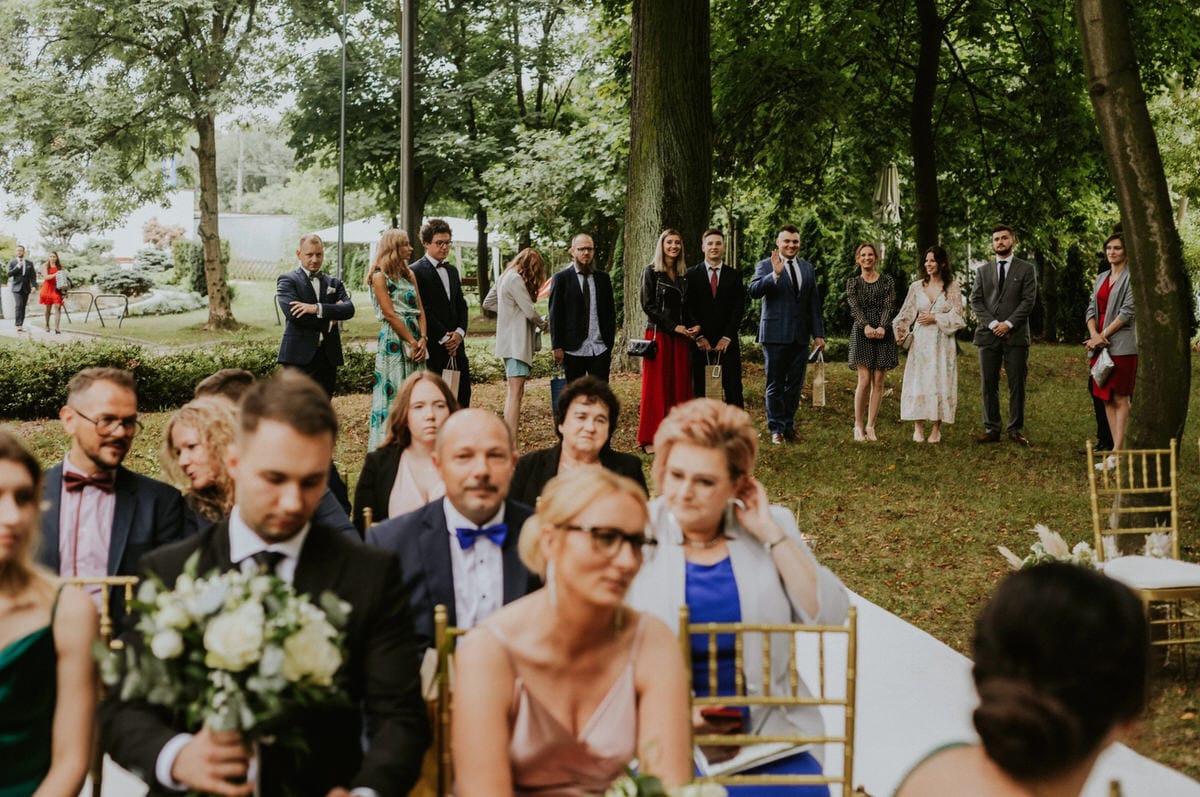 Goście weselni na ceremonii plenerowej