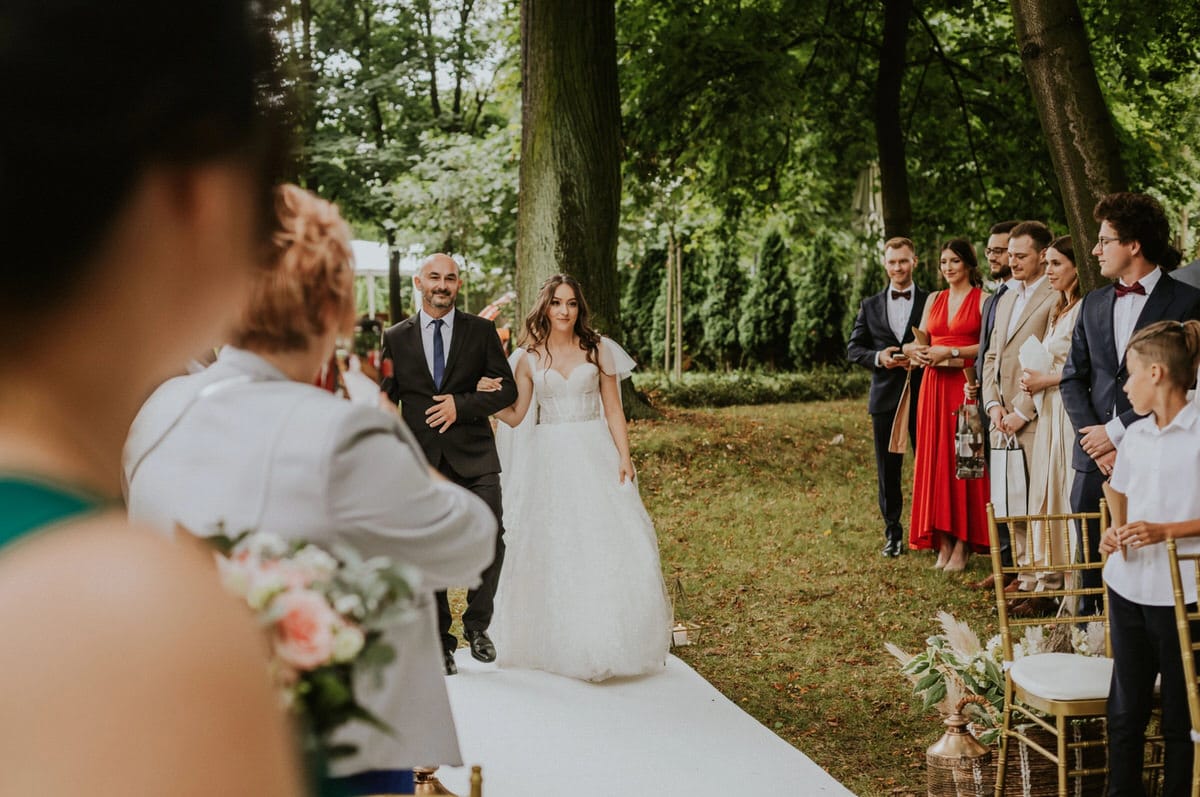 Panna młoda z ojcem na ceremonii w plenerze