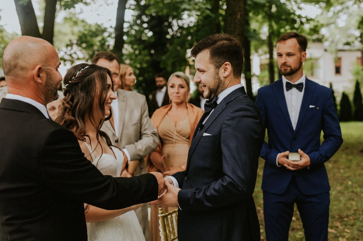 Para młoda na ceremonii ślubnej w ogrodzie