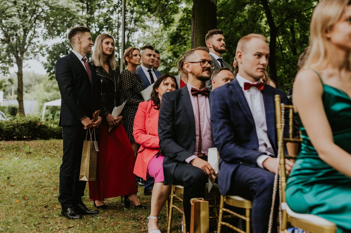 Uroczystość w ogrodzie, elegancko ubrani goście