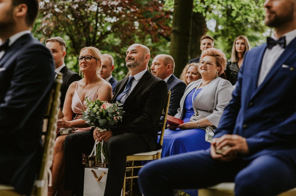 Goście na ceremonii ślubnej w plenerze