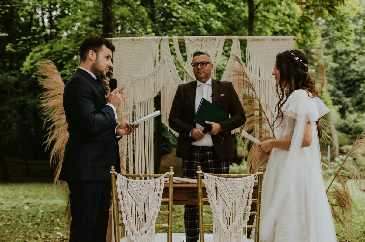 Para bierze ślub w plenerze z przysięgami.