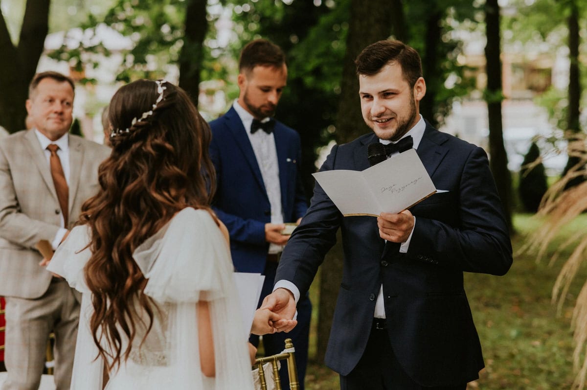 Ceremonia ślubna na świeżym powietrzu, składanie przysięgi
