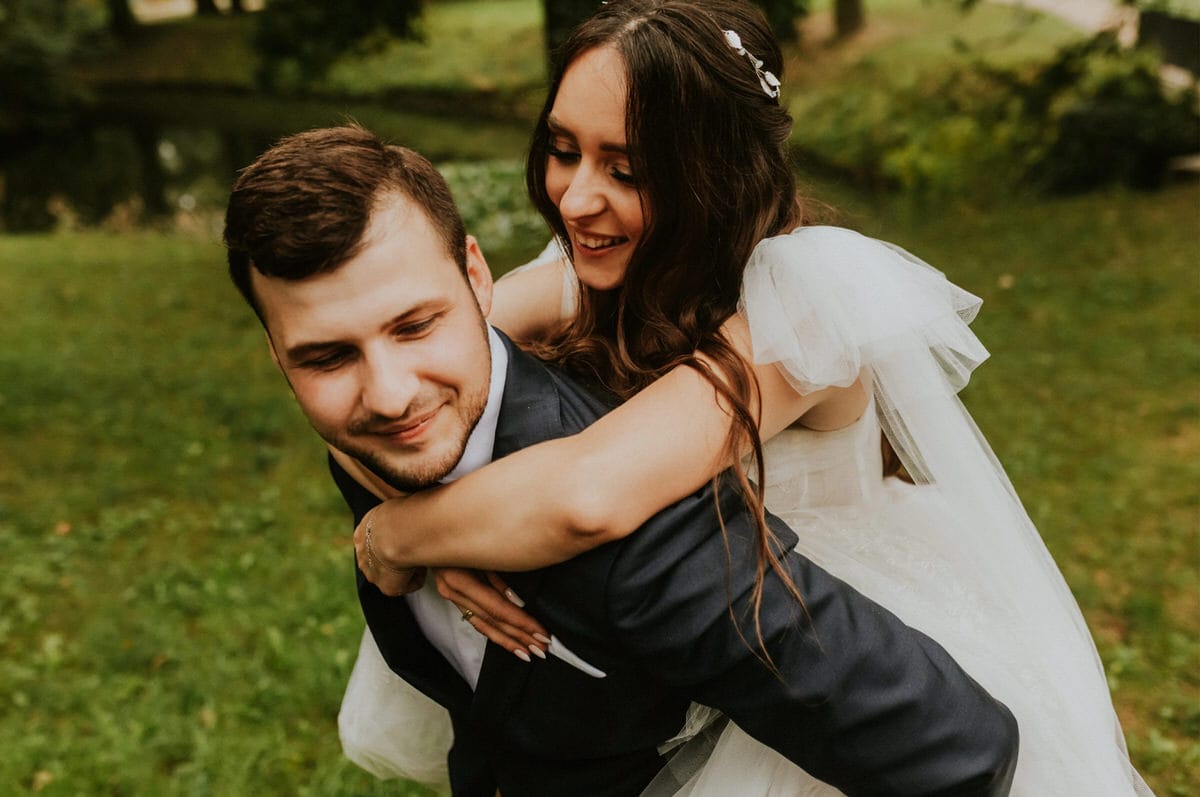 Para młoda w parku, ślubna sesja zdjęciowa