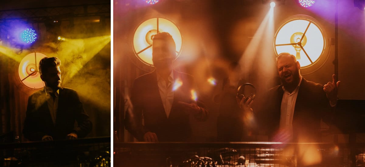 DJ na scenie z kolorowymi światłami