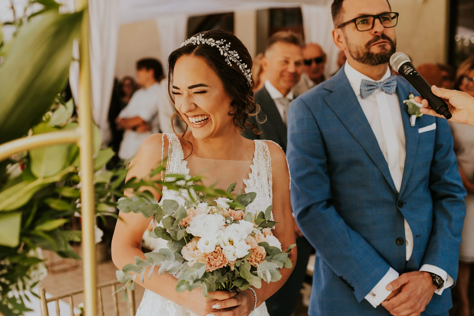 Para młoda uśmiechnięta na ceremonii ślubnej
