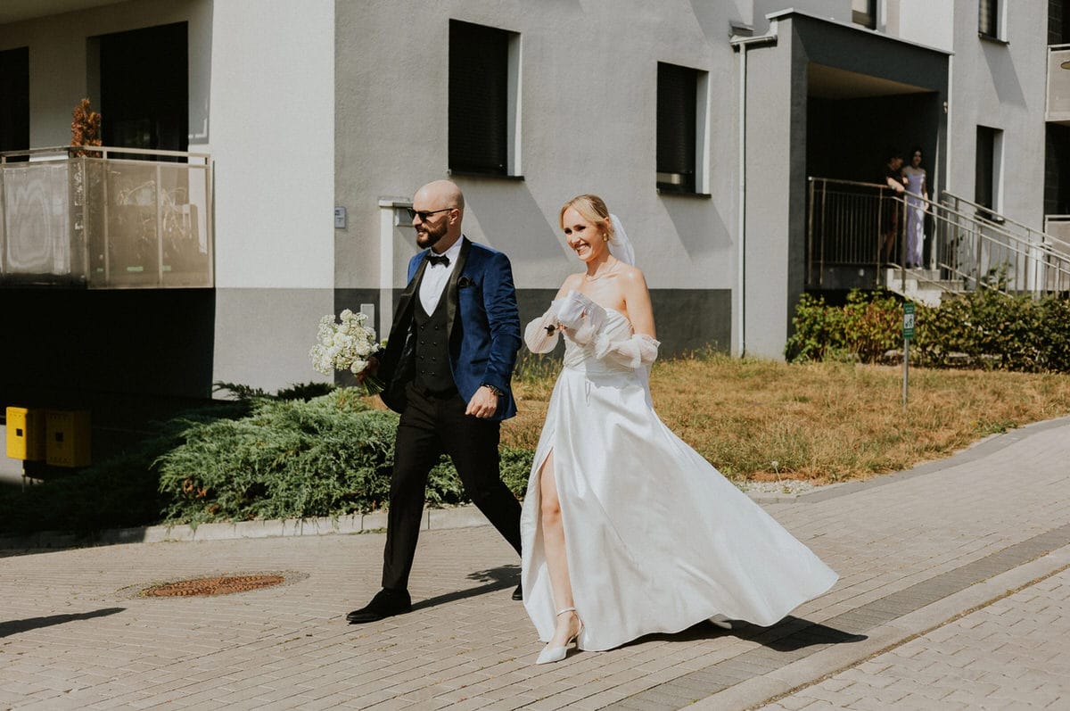 Para młoda spaceruje na zewnątrz