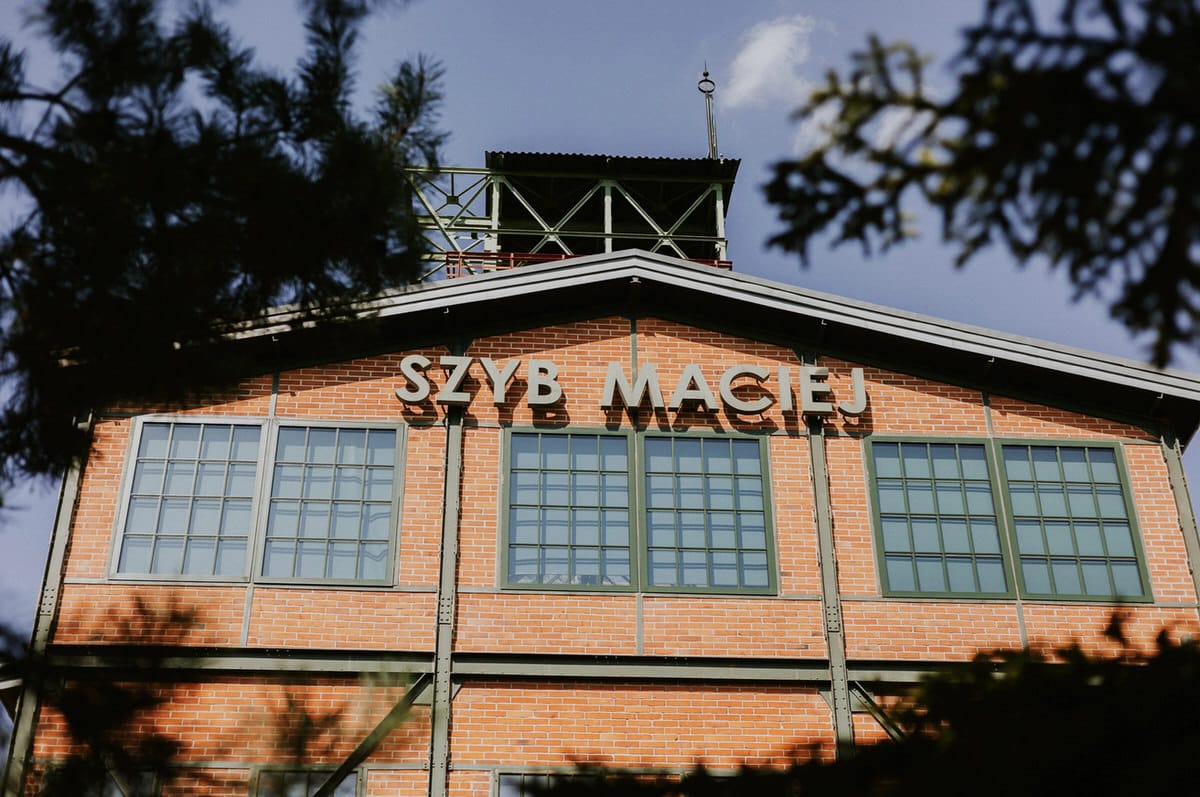 Budynek szyb Maciej z ceglanymi ścianami