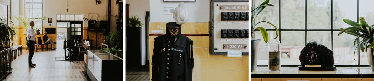 Wnętrze z historyczną górniczą dekoracją i urządzeniami.