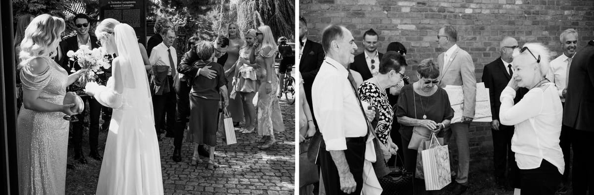 Goście weselni przed ceremonią, czarno-biała fotografia
