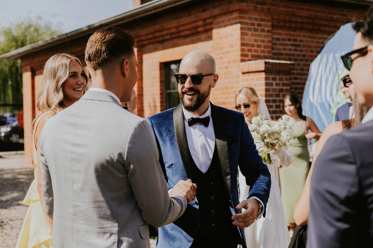 Spotkanie weselne, przyjaciele w eleganckich strojach