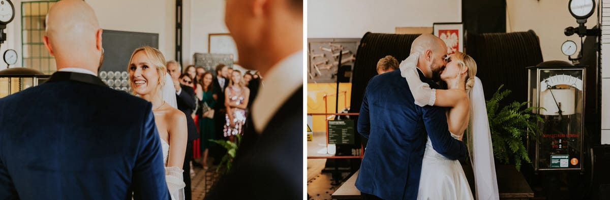 Para młoda tańcząca podczas ślubu ze świadkami w tle.