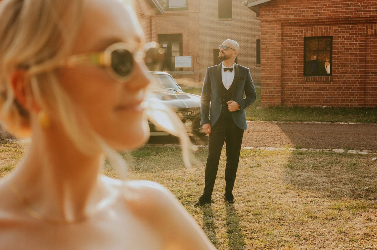 Elegancka para przed budynkiem w słońcu