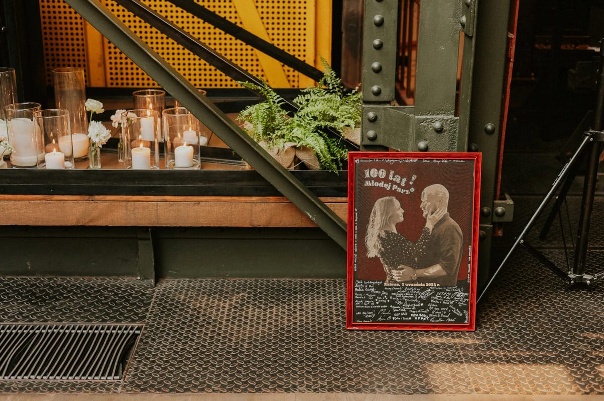 Plakat z napisem "100 lat Młodej Parze!