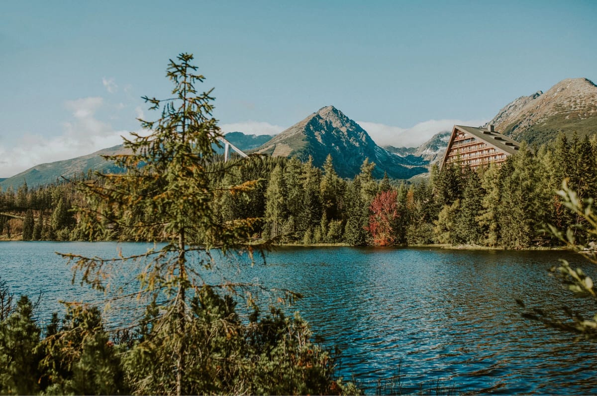 Widok na góry, jezioro i hotel w lesie
