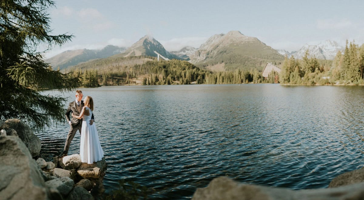 Para nad jeziorem w górach Tatry